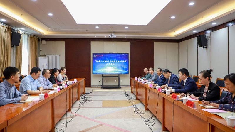 小标题：行业趋势与热门专业